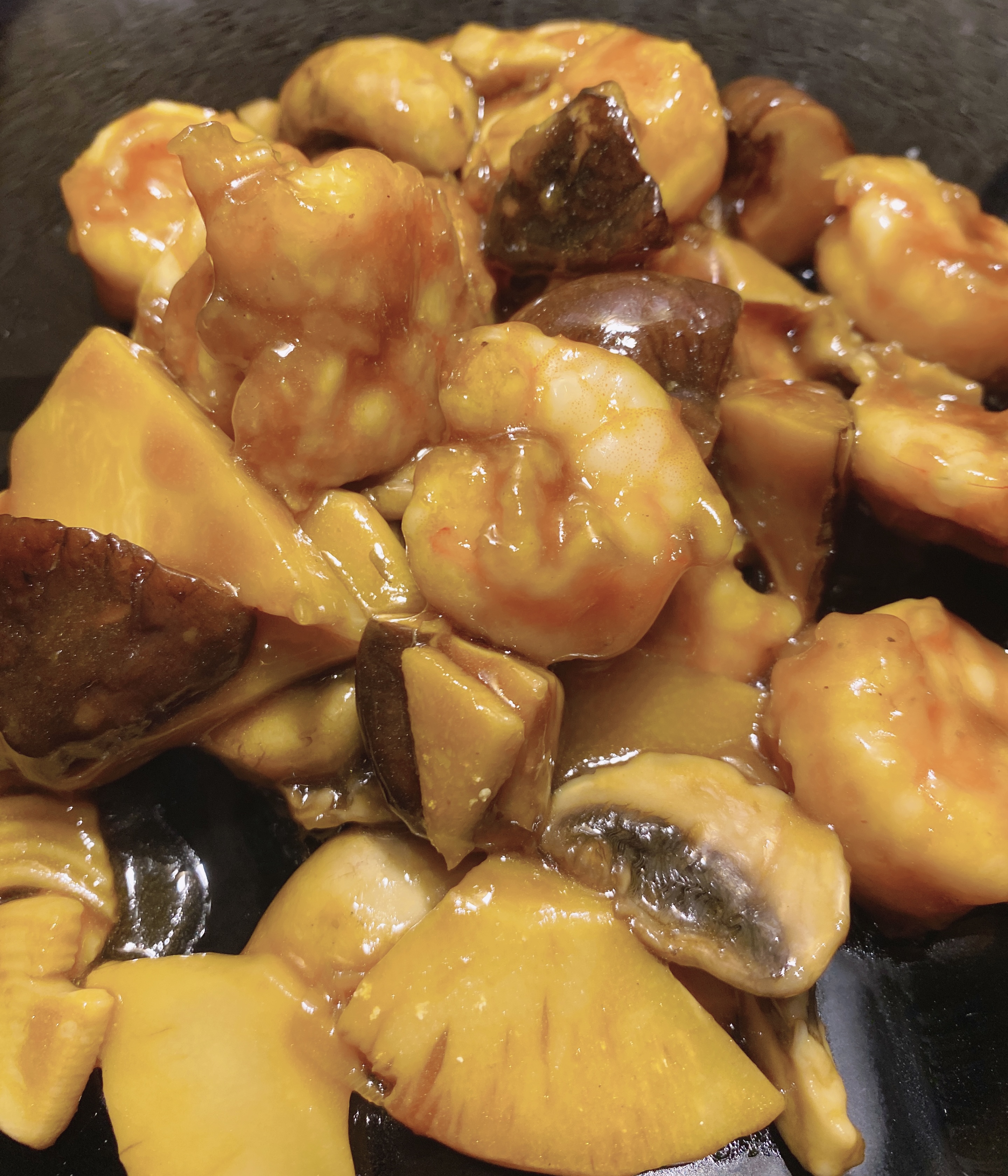 Gambas con bambú y setas chinas