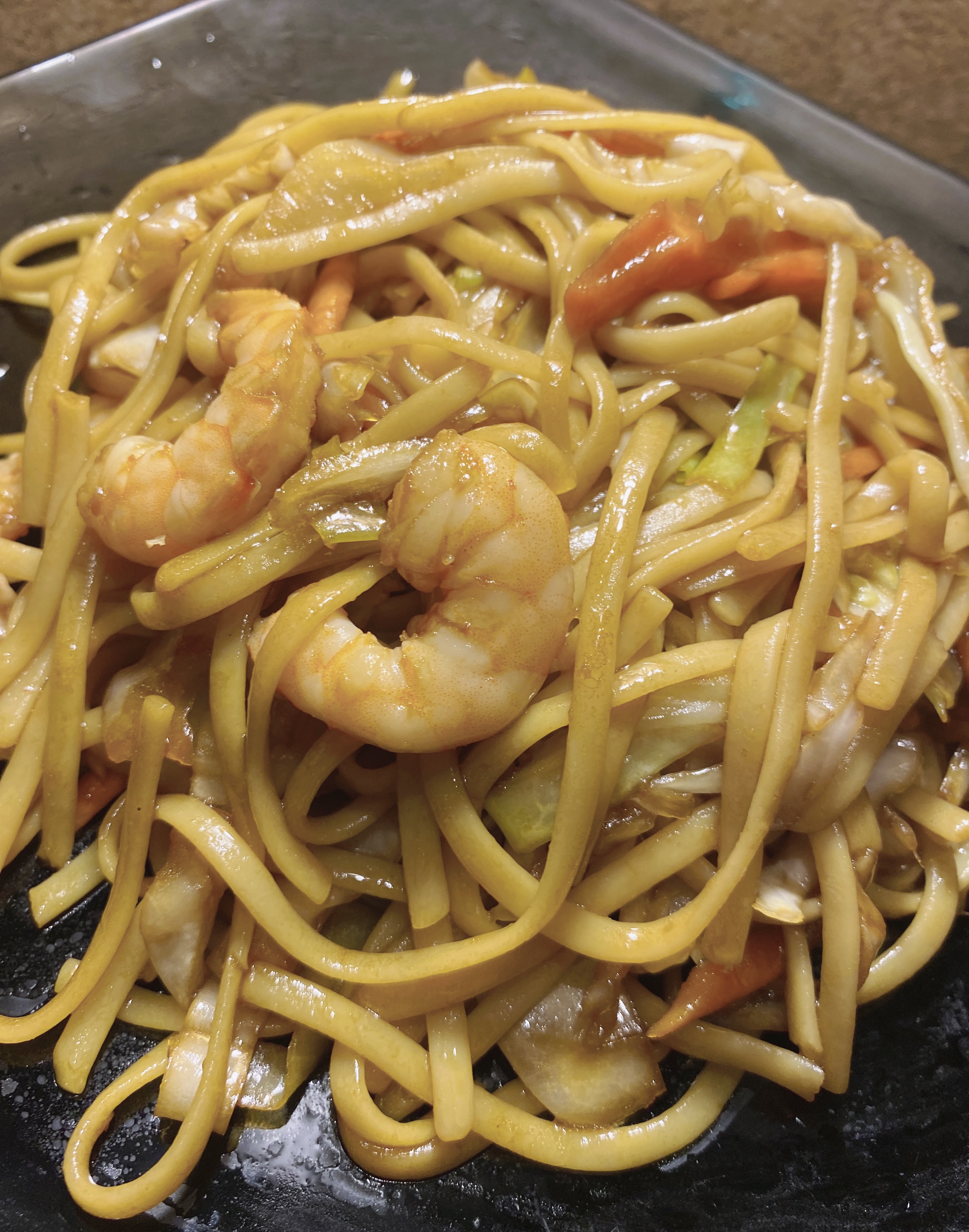 Tallarines fritos con gambas