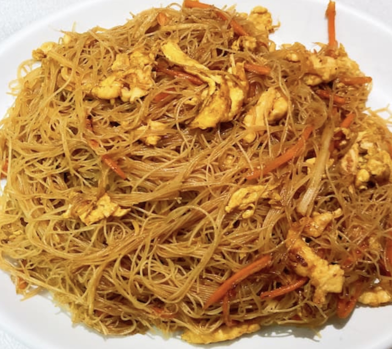 Fideos fritos con pollo
