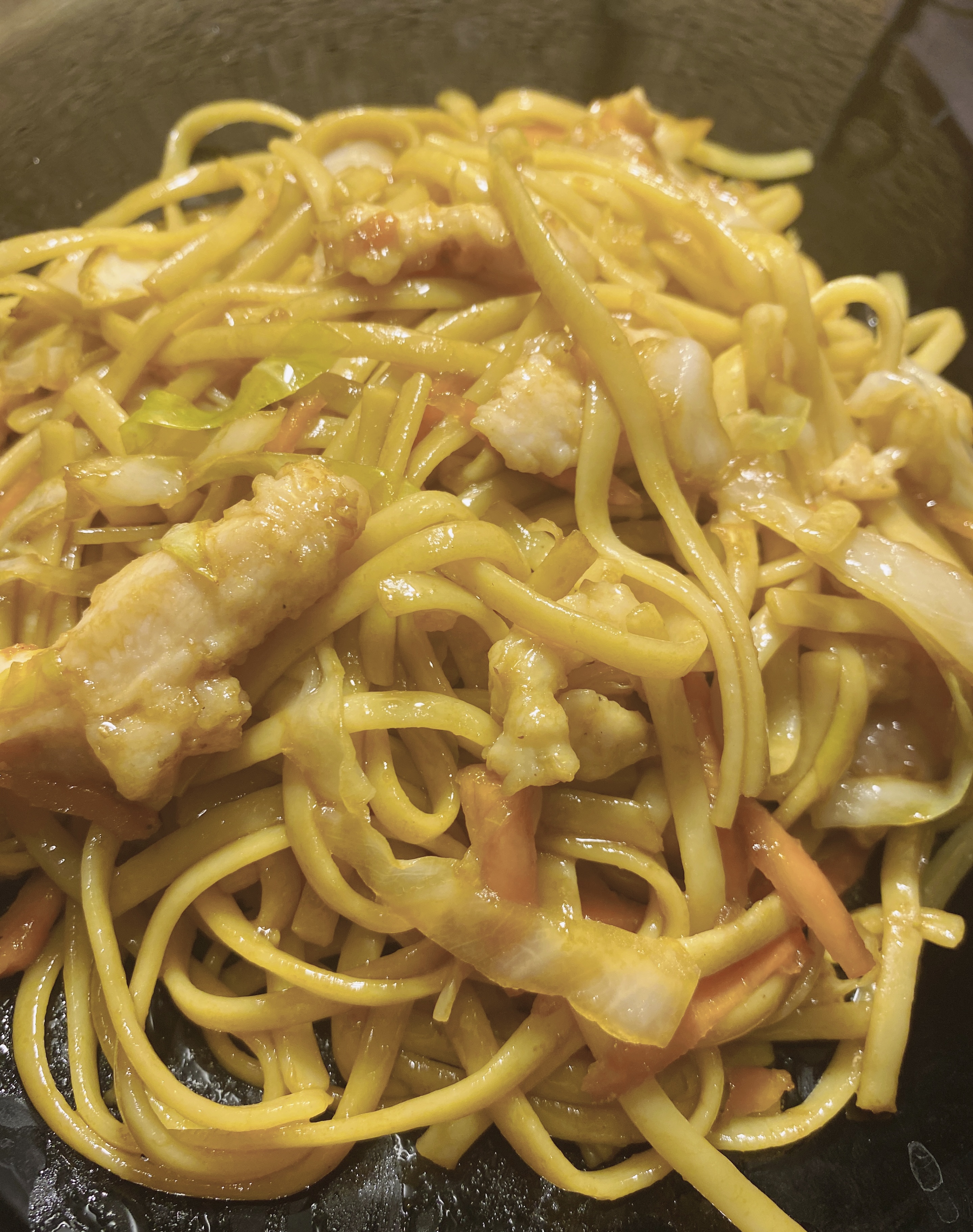 Tallarines fritos con pollo